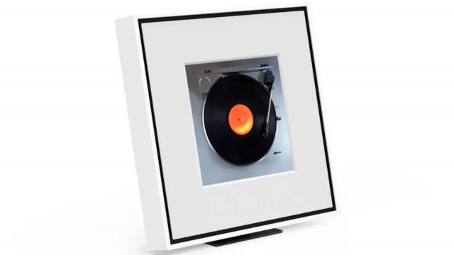 <b>CES 2024: Samsung a pus o boxă puternică într-un tablou arătos - Samsung Music Frame</b>Ideea unei boxe ascunse într-un tablou nu e chiar nouă, IKEA şi Sonos au aşa ceva în gama Symfonisk. Samsung poate declara totuşi că s-a inspirat mai degrabă de la televizoarele The Frame, care afişează tablouri celebre în standby