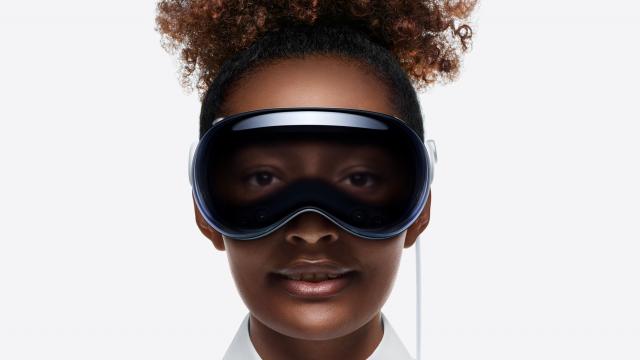 <b>Noul headset AR Apple Vision Pro sosește pe 2 februarie; fanii din România mai au de așteptat</b>Apple își extinde portofoliul cu Vision Pro, un headset avansat de realitate augmentată, programat să debuteze pe 2 februarie. Vestea e primită cu entuziasm de fanii tehnologiei, dar cu un strop de răbdare pentru români. Precomenzile încep din 19 ianuarie