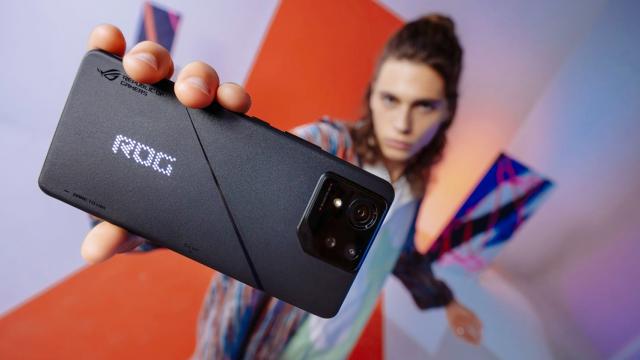 <b>ASUS ROG Phone 8 a sosit! Telefon elegant de gaming, cu Snapdragon 8 Gen 3, IP68, cameră telephoto 3X</b>ASUS ROG Phone 8 a sosit şi nu a făcut-o la CES 2024. A debutat în cadrul unui eveniment separat şi pare să fie "cel mai flagship" telefon de gaming de până acum. Arată ca un flagship şi ca un telefon de "non gaming", ca să zic aşa. Se găseşte