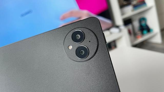 <b>HUAWEI MatePad Pro 13.2: Camera tipică de pe tablete, doar că una duală + funcție FollowCam pe camera frontală</b>Camera foto reprezintă ultimul lucru la care te uiți atunci când achiziționezi o tabletă, mai ales dacă e vorba despre un gigant pentru HUAWEI MatePad Pro 13.2 destinat profesioniștilor. În cel mai bun caz te interesează mai degrabă camera frontală 