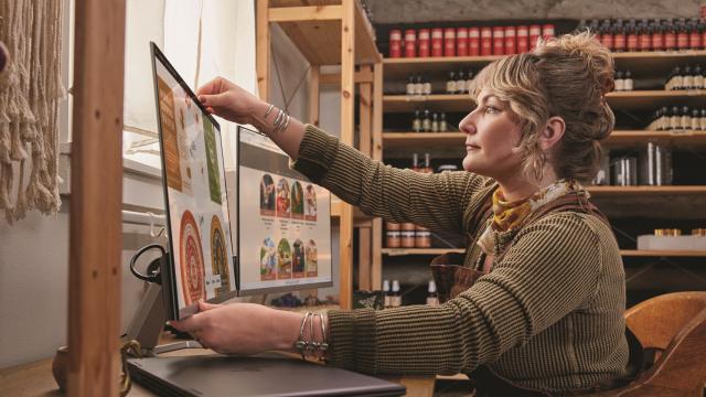 <b>Monitoarele HP Series 5 au fost anunțate la CES 2024: Variante cu ecran de 24, 27, 32 inch, cu refresh rate crescut, design elegant</b>HP își extinde gama de produse Consumer cu introducerea monitoarelor HP Seria 5, prezentate la CES 2024. Aceste monitoare, disponibile în versiuni de 24, 27 și 32 inch, sunt concepute pentru a oferi o calitate îmbunătățită a imaginii și o experiență