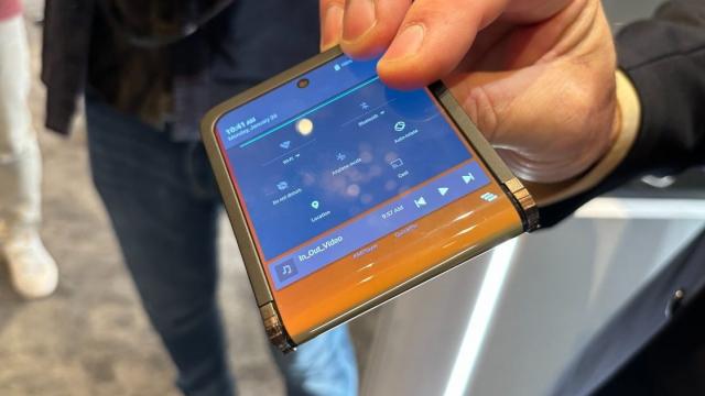 <b>CES 2024: Samsung prezintă noi concepte de telefoane pliabile, balamaua cu rotire la 360 de grade</b>După lansarea monitoarelor și a televizoarelor sale noi cu AI, Samsung a prezentat în cadrul CES 2024 și concepte interesante de smartphone-uri pliabile. E vorba despre două modele foarte interesante care ne oferă o idee despre cum ar putea arăta modelele