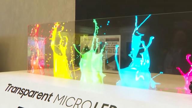 <b>CES 2024: Samsung a prezentat primul ecran transparent micro LED din lume (Video)</b>Pe lângă noile sale televizoare Neo QLED 4K şi 8K, Samsung a dezvăluit la CES 2024 şi primul ecran transparent micro LED din lume. Promite să "blureze" graniţa dintre conţinut şi realitate
