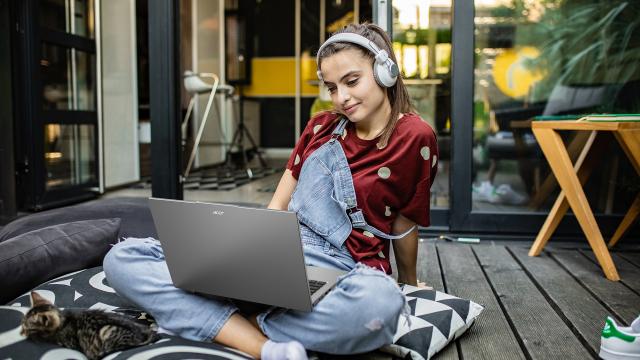<b>CES 2024: Tehnologie avansată în noile laptopuri Acer: Swift Go AI și Swift X 14 pentru creatori și studenți</b>Acer își extinde portofoliul de laptopuri Swift cu modelele Swift Go AI și Swift X 14, echipate cu procesoare Intel Core Ultra și cele mai recente GPU-uri NVIDIA GeForce RTX 40, respectiv. Aceste dispozitive inovatoare sunt proiectate să atingă..