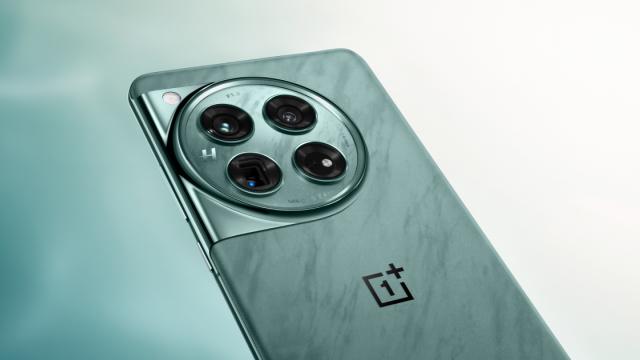 <b>Preț și disponibilitate OnePlus 12 în România </b>În cazul în care nu mai ai răbdare până la debutul oficial în Europa al smartphone-ului OnePlus 12, află că telefonul a început deja să apară local, acesta fiind și motivul pentru care astăzi punem la cale un articol dedicat Preț 
