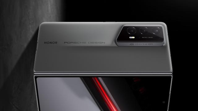 <b>Honor Magic V2 RSR Porsche Design este un pliabil elegant pentru iubitorii de Porsche, cu titaniu, oțel, talie de 4.7 mm</b>Pe lângă telefoanele Honor Magic6 şi Honor Magic6 Pro, cei de la Honor au anunţat şi un pliabil, sau mai bine zis o ediţie de lux a unui pliabil cunoscut deja. E vorba despre Honor Magic V2 RSR Porsche Design, pe care îl analizăm mai jos

