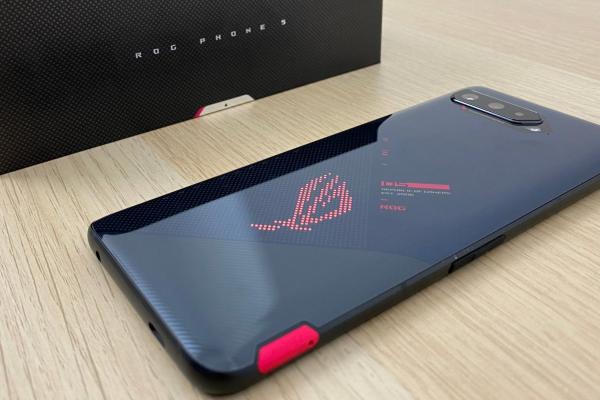 ASUS ROG Phone 5 Unboxing şi primele impresii: metal, sticlă, suflet, cojones, anime (Video)