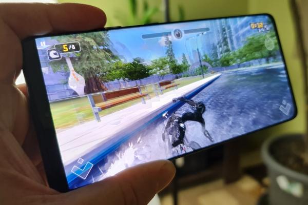 Samsung Galaxy S21 Ultra 5G: Benchmark-uri cu 20-30% peste predecesori, cald la stres sintetic doar