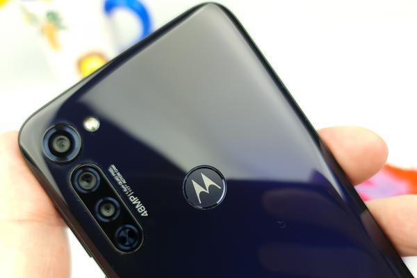 Motorola Moto G Pro: Design familiar, solid construit, cu o nuanţă atractivă
