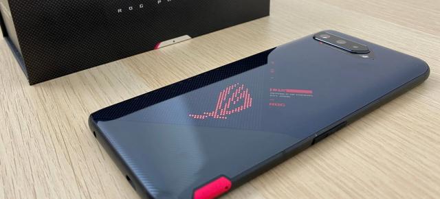 ASUS ROG Phone 5 Unboxing şi primele impresii: metal, sticlă, suflet, cojones, anime (Video)