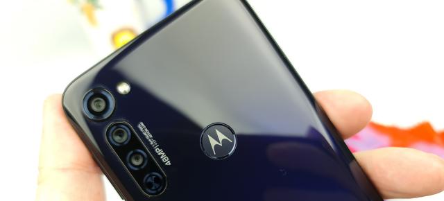 Motorola Moto G Pro: Design familiar, solid construit, cu o nuanţă atractivă