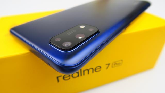 <b>Realme 7 Pro Unboxing: dotări de „fiţe” într-un corp compact şi arătos, sub 1300 lei</b>Dacă Oppo a adus dotările flagship-urilor de 4000-5000 lei în zona de 3000 de lei cu Reno4 Pro 5G, compania derivată din Oppo, Realme le aduce chiar la sub 1200 de lei. Am testat Realme 6 anul trecut, iar acum 