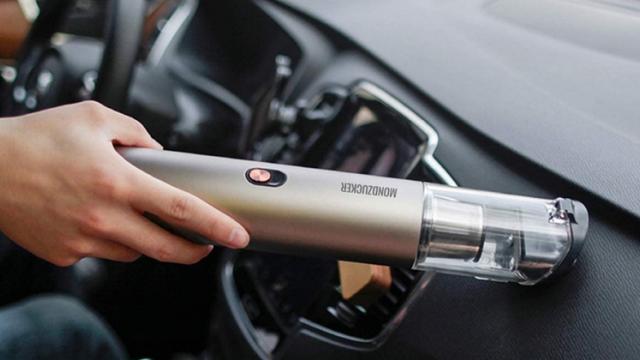 <b>E LUNI e AMAZON: Azi avem un aspirator compact, multifuncțional, cu sistem dublu de filtrare</b>Seria “E LUNI e AMAZON” continuă și în această săptămână. De această dată am găsit pe Amazon DE un aspirator compact, multifuncțional de mare putere, pentru curățarea locurilor greu accesibile din casă sau din mașină. Acesta este fabricat din aluminiu și 