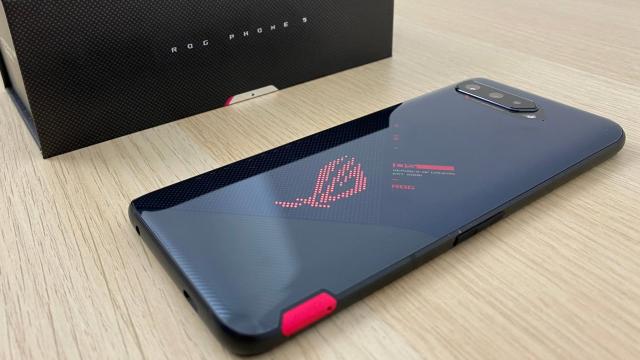 <b>ASUS ROG Phone 5 Unboxing şi primele impresii: metal, sticlă, suflet, cojones, anime (Video)</b>ASUS ROG Phone 5 tocmai a debutat oficial şi am avut ocazia să îl scot din cutie puţin mai devreme. Este cel mai nou telefon de gaming de la ASUS, succesorul lui ROG Phone 3, sărind peste cifra "4" pentru că poartă