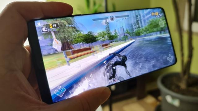 <b>Samsung Galaxy S21 Ultra 5G: Benchmark-uri cu 20-30% peste predecesori, cald la stres sintetic doar</b>Samsung Galaxy S21 Ultra 5G a trecut la un procesor Exynos 2100 de 5 nm, lăsând în urma Exynos 990 şi problemele sale cu throttling sau supraîncălzire, dar şi consumul ridicat. Varianta cu Exynos 2100 se găseşte în Europa, iar cea cu Snapdragon 888