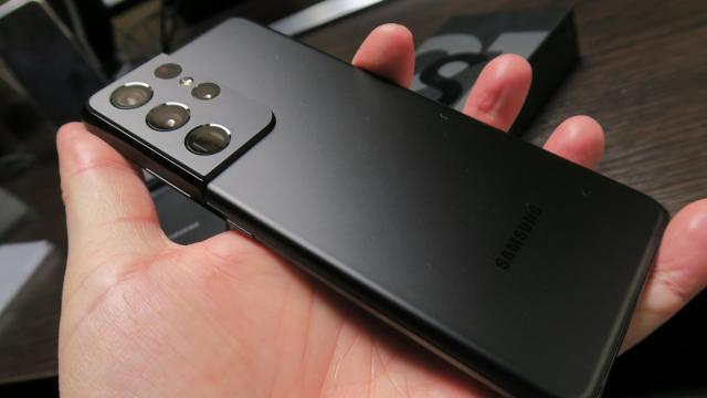 <b>Samsung Galaxy S21 Ultra 5G: Baterie cu upgrade-ul necesar şi dorit de la S20 Ultra (+8 ore)</b>Mărturisesc anul 2020 nu a fost grozav pentru flagship-uri, când vine vorba de autonomie. Modelele de bază Samsung şi Apple au fost lovite la temelie de 5G, care a tăiat ore serioase din viaţa bateriei, dar şi de refresh rate-ul mare