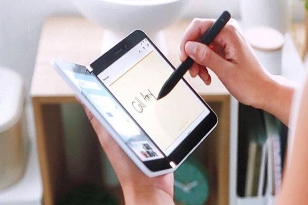 Lista completă de specificații a lui Microsoft Surface Duo apare online; Terminalul ar fi "aproape gata de lansare"