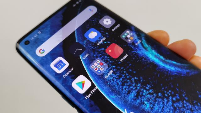 <b>Oppo Find X2: Design inspirat de nume mari, premium şi comod</b>Oppo Find X a fost un fenomen la capitolul design: rotunjit din cale afară şi cu un mecanism motorizat pop up pentru toate camerele de la bord. Oppo Find X2 îşi ia la rândul său soarta în mâini, cu un design pe bază de sticlă şi metal, dar unul mai..