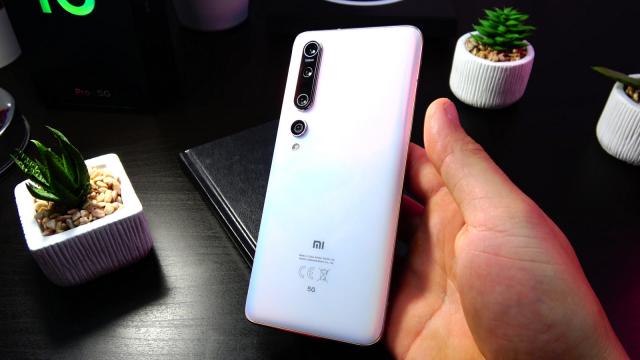 <b>Xiaomi Mi 10 Pro 5G Review în Limba Română</b>Xiaomi a avut o ultimă lună specială, pentru că a împlinit 10 ani de existenţă în aprilie. Greu de crezut că are doar un deceniu, la cât s-a împământenit în conştiinţa generală că brand producător de smartphone-uri şi numeroase alte dispozitive.