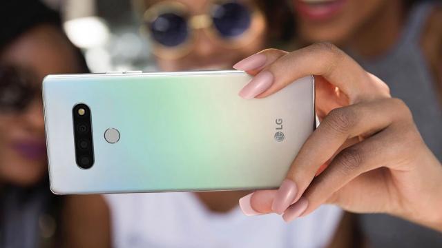 <b>LG Stylo 6 anunțat oficial; Seamănă cu LG Velvet și aduce cameră triplă, stylus</b>Lansările de pe final de lună continuă, astăzi fiind rândul lui LG Stylo 6 să se prezinte la față. Este vorba despre un telefon cu dotări de buget care la prima vedere seamănă cu LG Velvet mai ales privit din față acolo unde aduce 