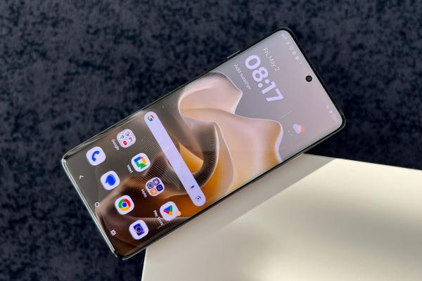 Motorola edge 60 Pro: Display-ul rămâne curbat lateral și câștigă extra curburi și pe marginile de sus/jos