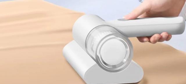 Aspirator compact cu UV și baterie inclusă, ideal pentru saltele și textile; preț redus la 21,99 € pe Cafago
