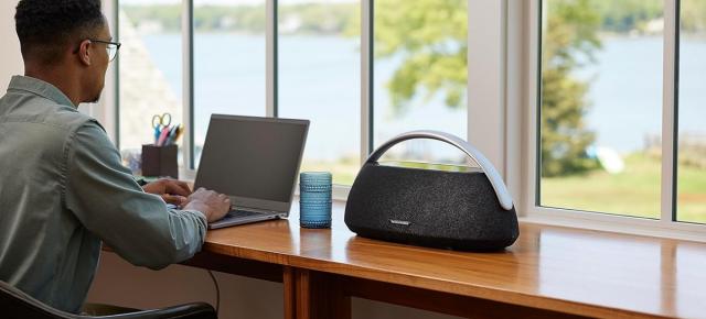 RESIGILATUL ZILEI #47: Harman Kardon GO + PLAY 3 – 160W, 3 difuzoare, sticlă securizată, Bluetooth 5.2 și 8h autonomie; Sunet legendar și design premium