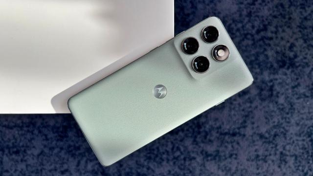 <b>Motorola edge 60 Pro review detaliat în limba română (Evaluare Mobilissimo)</b>Motorola nu pare a renunța prea curând la display-urile curbate, dar măcar odată cu edge 60 Pro lucrurile se schimbă, în bine aș zice, pentru că avem de această dată un panou curbat pe toate cele 4 laturi ale sale. Noul Pro vine fix