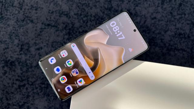 <b>Motorola edge 60 Pro: Display-ul rămâne curbat lateral și câștigă extra curburi și pe marginile de sus/jos</b>Am aflat din secțiunea design că Motorola edge 60 Pro optează acum pentru un ecran quad-curbat, dar nu la nivel de flagship unde avem muchii ușor curbate și subtile. Aici cele laterale rămân mai curbate, iar sus și jos apar margini
