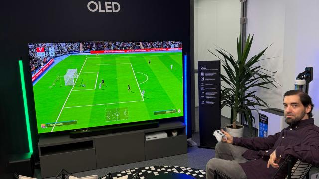 <b>Am pus ochii pe noile televizoare Samsung OLED, neo QLED 8K 2025, dar şi noul The Frame Pro: impresii şi VIDEO</b>Pe 5 mai Samsung ne-a scos direct din mini vacanţă pentru a pune mâna pe noile televizoare din gamele Neo QLED, QLED, OLED şi The Frame, ediţie 2025. Am avut şi un interviu, pe care îl puteţi vedea aici, dar acesta este materialul „hands-on”, dacă vreţi.