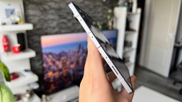 <b>Samsung revine în lupta pliabilelor cu un Galaxy Z Fold7 ce va avea doar 3.9mm grosime în format extins</b>Cu toate că a dat startul trendului de telefon pliabil cu primul Fold lansat în 2019, în ultimii ani Samsung a cam rămas în urmă în segment și abia acum în 2025 revine în mainstream în lupta cu rivalii. Vom avea un Galaxy Z Fold7 pregătit 