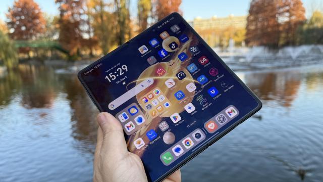<b>Honor Magic V5 primește un boost serios de baterie; S-ar putea lansa mai devreme decât era așteptat</b>Honor pregătește lansarea modelului Magic V5, iar detaliile preliminare indică o schimbare importantă față de generația anterioară: o baterie semnificativ mai mare. Deși Magic V3 a venit cu un upgrade minor la autonomie, următorul model trece direct