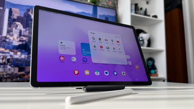 <b>Samsung Galaxy Tab S10 FE: Display mare IPS LCD bun pentru consum video și cu suport pentru stylus</b>Au trecut aproximativ 2 ani de la debutul tabletei Galaxy Tab S9 FE și Samsung ne-a adus varianta cea nouă numită Galaxy Tab S10 FE. Cu toate că sunt schimbări la capitole precum grosime, greutate și procesor, sunt și aspecte 