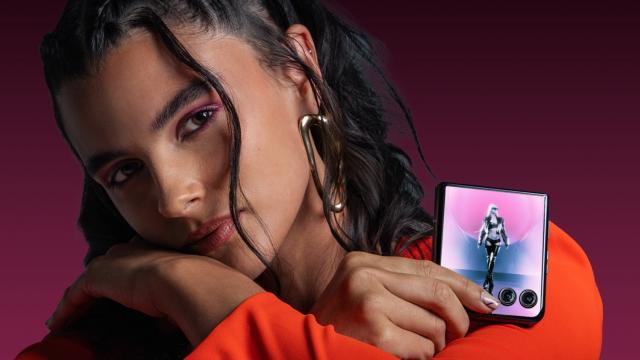 <b>RESIGILATUL ZILEI #48: Motorola Razr 50 Ultra cu Snapdragon 8s Gen 3 și ecran extern inteligent; Pliabil premium, cu stil și performanță</b>Episodul #48 din „RESIGILATUL ZILEI” aduce un telefon care atrage atenția oriunde l-ai scoate: Motorola Razr 50 Ultra. Un pliabil de top, cu ecran extern generos și inteligent, ideal pentru multitasking, social media, foto și tot ce ține de lifestyle