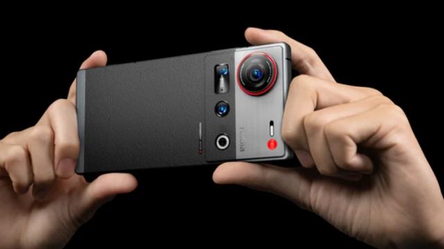 <b>nubia Z70S Ultra debutează global; Singurul flagship cu cameră selfie sub ecran în 2025; Cât costă? </b>După ce la MWC 2025 au ieșit în evidență cu un stand uriaș și o prezență puternică, ZTE pare că în sfârșit vrea să joace serios și pe scena globală a flagship-urilor. Iar cu nubia Z70S Ultra, intră în cursa terminalelor high-end cu un 