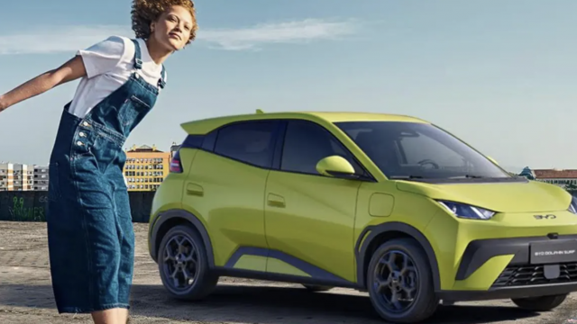 <b>BYD Dolphin Surf se lansează în România pe 21 mai; Dacia Spring Killer?</b>BYD își extinde deja prezenţa în România, la doar două săptămâni după debutul său local. După ce a lansat 4 maşini la noi, acum apare şi a cincea, BYD Dolphin Surf. Face parte din strategia companiei de a aduce pe plan local 7 automobile