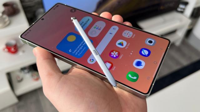 <b>RESIGILATUL ZILEI #50: Samsung Galaxy S25 Ultra cu Snapdragon 8 Elite și cameră AI de 200MP; Flagship puternic într-un corp din titan cu S Pen integrat</b>Seria „RESIGILATUL ZILEI” revine cu unul dintre cele mai râvnite telefoane ale momentului: Samsung Galaxy S25 Ultra, în varianta resigilată. Designul în titan, sistemul foto de top și capabilitățile AI îl transformă într-un partener premium 