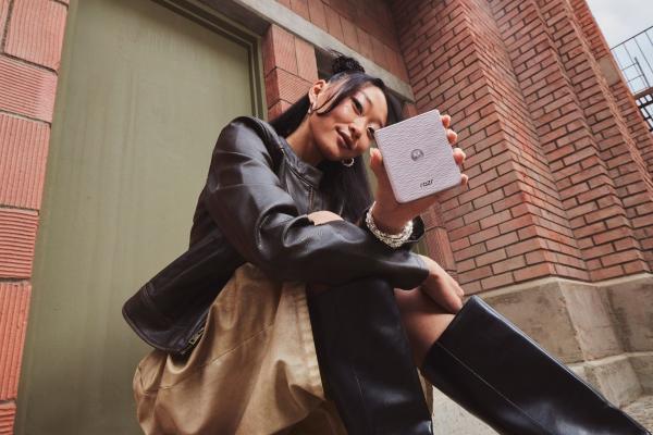 Motorola razr 70 este aici și aduce upgrade-uri la cameră, baterie mai mare plus nuanțe proaspete Pantone