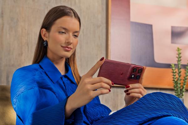 Motorola edge 70 Pro primește o baterie de 6500 mAh, curburi mai subtile și finisaje inspirate de lemn, mătase și Sangria?!