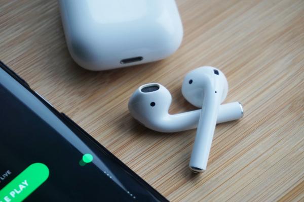 Utilizatorii Android pot folosi căști AirPods mai simplu datorită unei noi aplicații (fără root)