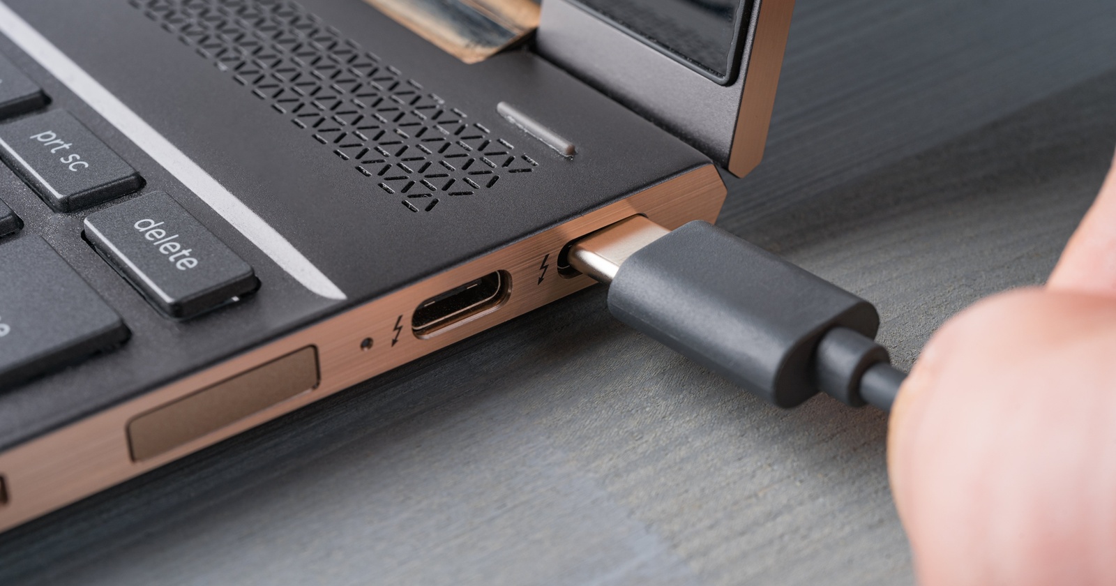 Uniunea Europeană impune USB-C ca standard pentru încărcarea laptopurilor: toate modelele noi trebuie să respecte regula