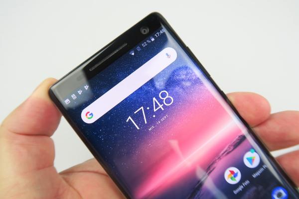 Nokia 8 Sirocco: Display P-OLED destul de viu colorat, dubios la unghiuri verticale