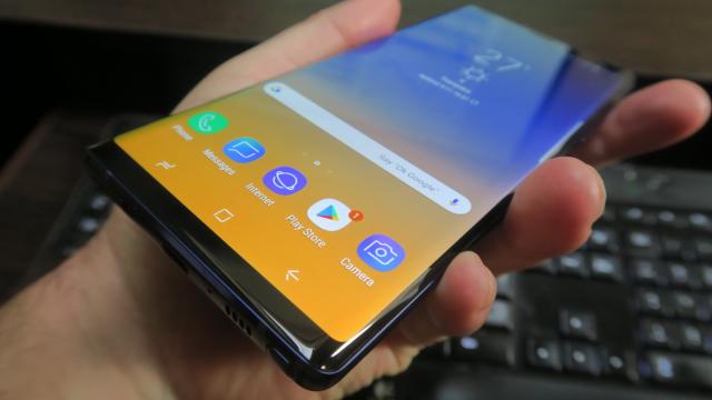<b>Samsung Galaxy Note 9: Baterie cu aspiraţii şi împliniri mari</b>Ultima oară când Samsung şi-a asumat riscuri şi experimente cu o baterie de telefon, s-a întâmplat dezastrul Note 7. Mii de operaţiuni de Quality Control mai târziu şi mult suflat în iaurt, Sammy face iarăşi experimente, în deplină siguranţă.