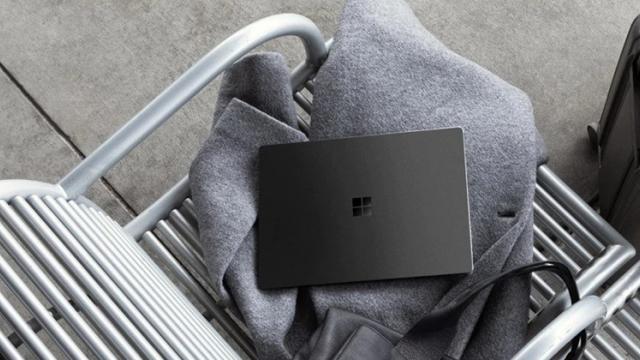<b>Microsoft Surface Laptop 2 debutează oficial cu procesoare Intel Core (Gen8) și 16 GB RAM</b>Cel mai nou produs din seria Surface se numește Microsoft Surface Laptop 2, dispozitiv proaspăt introdus în cadrul unui eveniment de presă ce aduce la pachet procesoare Intel Core din generația a 8-a și până la 16 GB de memorie RAM
