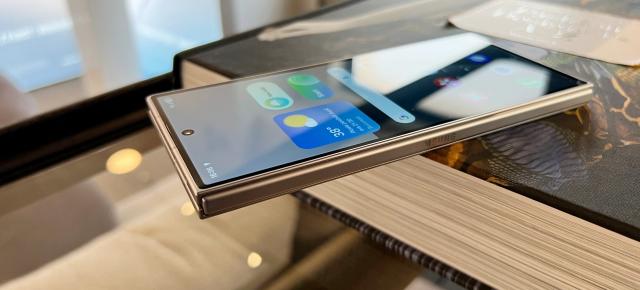 Maturizarea pliabilelor carte? Samsung estimează vânzări mai mari pentru Galaxy Z Fold8 faţă de Z Flip8