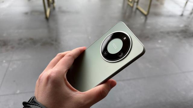 <b>Honor Magic8 Lite: Design preparat pentru a rezista la orice, folosit ca ciocan, scăpat de la înălțime</b>Din punct de vedere vizual simt că Honor a umblat la elemente cheie astfel încât design-ul să fie și mai rezistent. Spunem adio ecranului curbat și bun venit unui panou plat, cu muchii neașteptat de înguste care face un Pixel 9a 