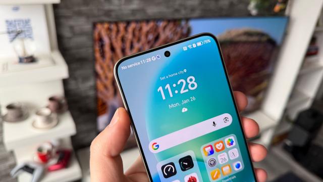 <b>Honor Magic8 Lite: Display care renunță la muchiile curbate, excelent de luminos</b>Honor a umblat serios la display-ul lui Magic8 Lite și sunt schimbări notabile față de predecesor. Pentru început gata cu ecranul curbat spre margini și bun venit unui panou plat cu muchii foarte înguste, care le dă clasă rivalilor 