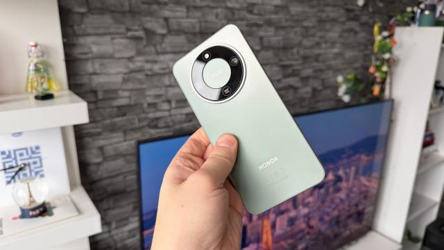 <b>Honor Magic8 Lite review detaliat în limba română (evaluare Mobilissimo)</b>Honor Magic8 Lite a fost tăvălit serios la debutul din China, iar acum a venit momentul să înfrunte zăpada și temperaturile negative din România. Telefonul continuă moștenirea predecesorului și mă refer aici la gradul 