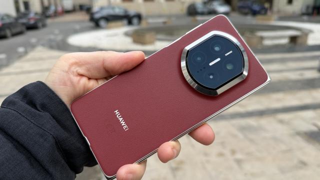 <b>Huawei Mate X7 review detaliat în limba română (evaluare Mobilissimo)</b>Huawei Mate X7 ne-a sosit într-o iarnă aprigă şi aspră la test, dar am avut norocul de a merge cu el la fotografii fix în buza unui viscol năprasnic. Practic m-am înfiinţat în zona Parcul Carol, apoi Mega Mall, AFI Cotroceni şi pe la Biserică Armenească