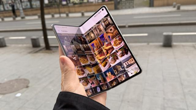 <b>Huawei Mate X7: Hardware nou cu GPU mai rapid, baterie mare și încărcare rapidă</b>Huawei Mate X7 se „duelează” în acest an cu mai multe telefoane pliabile rivale. În ciuda interdicțiilor din SUA, compania reușește să ofere un upgrade însemnat față de predecesor sub forma unui CPU nou, cu GPU upgradat. Discutăm despre Kirin 9030 Pro